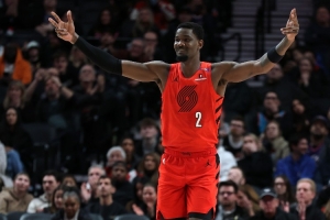 名记：艾顿目前正在牙买加做慈善 翻新社区/提供电力医疗教育用品