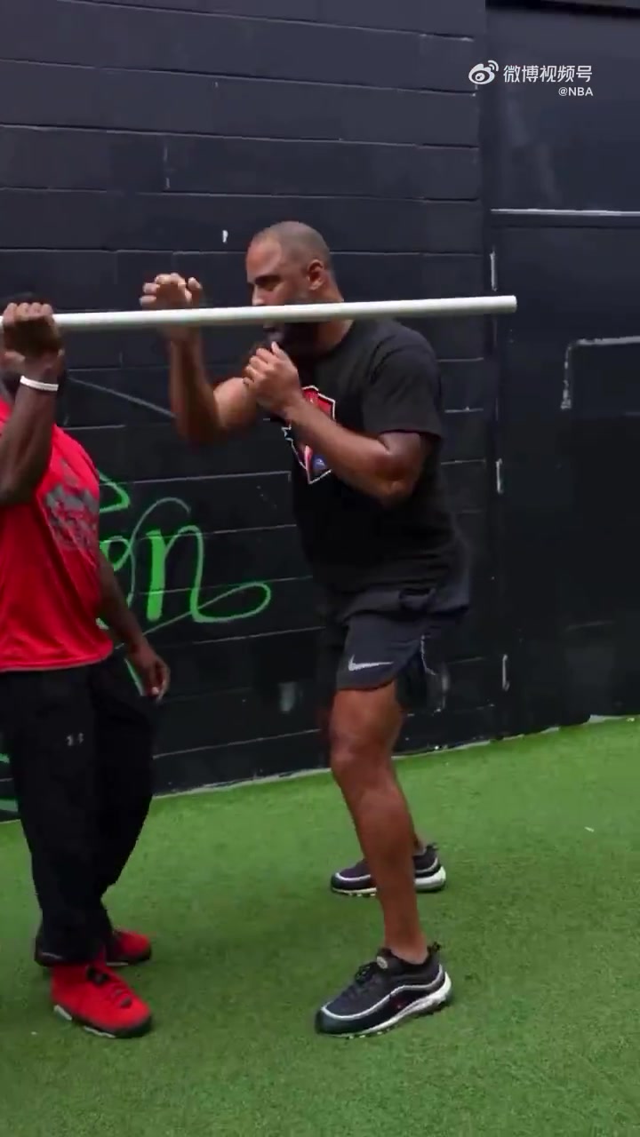 开云体育APP下载-父子俩🤣乌度卡短裤短袖&amp;范乔丹包裹严实 两人一起进行拳击训练