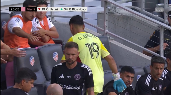 开云APP-迈阿密门将乌斯塔里出击拉伤，第25分钟被替补门将诺沃替换下场