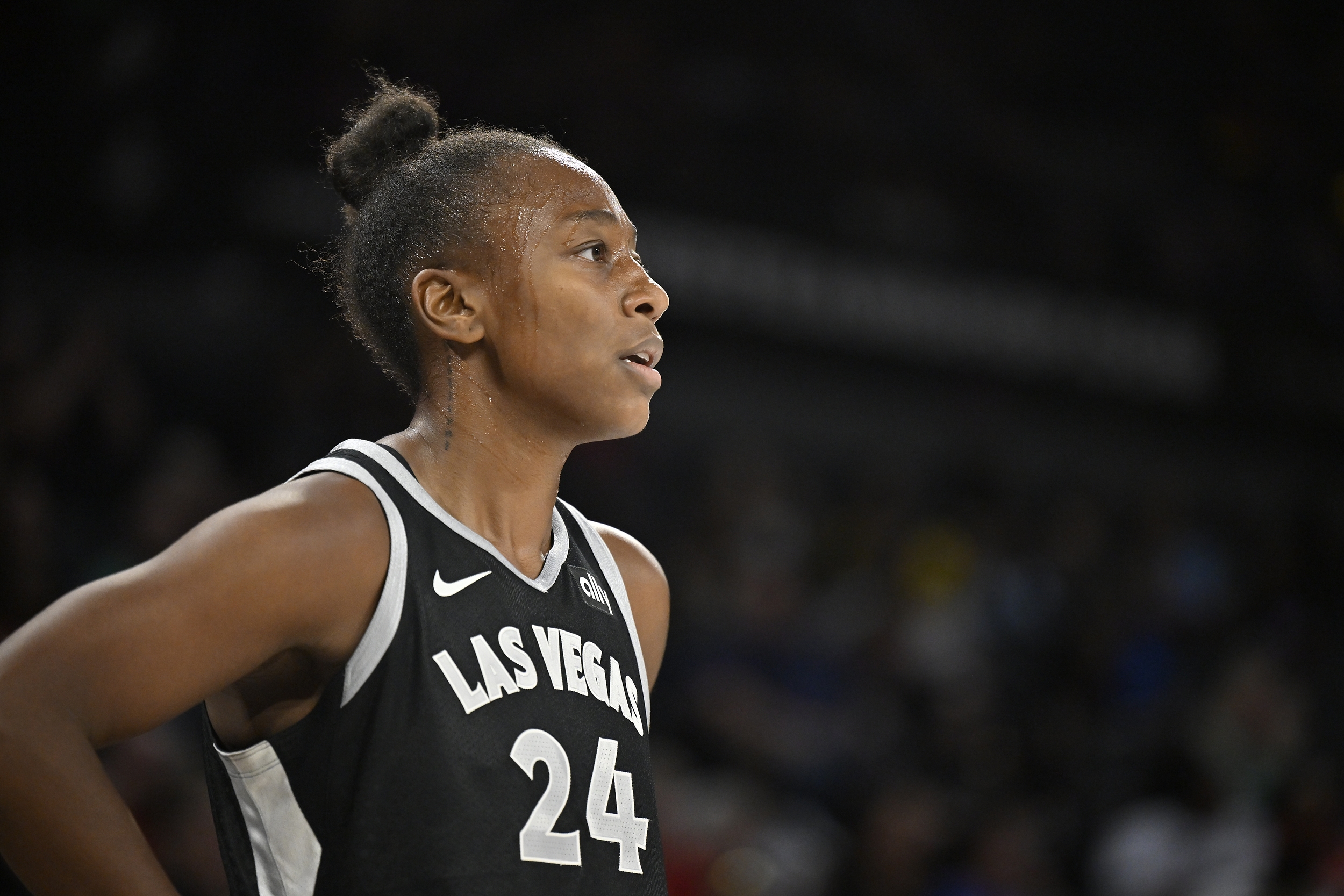 迟迟找不到状态！劳埃德8中1只得3分，场均得分仅为上赛季一半