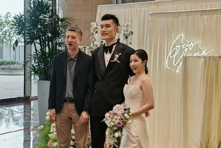 开云APP-幸福美满！郭凯近日在苏州举办婚礼，郭士强到场出席