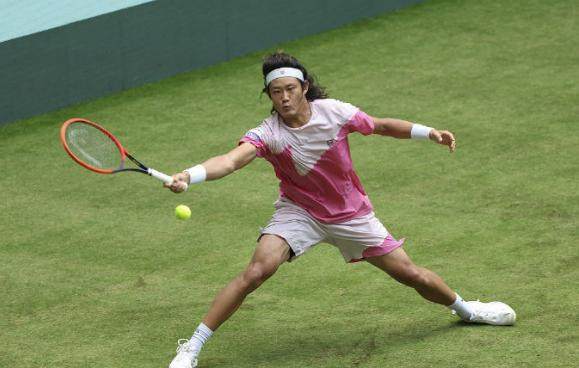 开云体育下载-张之臻草地胜梅德维德夫 距大满贯种子一步之遥？